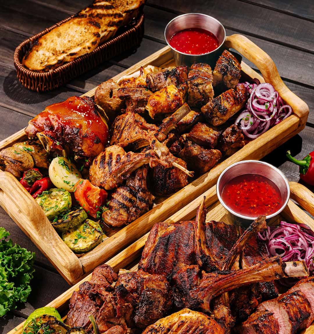 Plateau de viandes grillées sur planche en bois - traiteur EJ Chefs